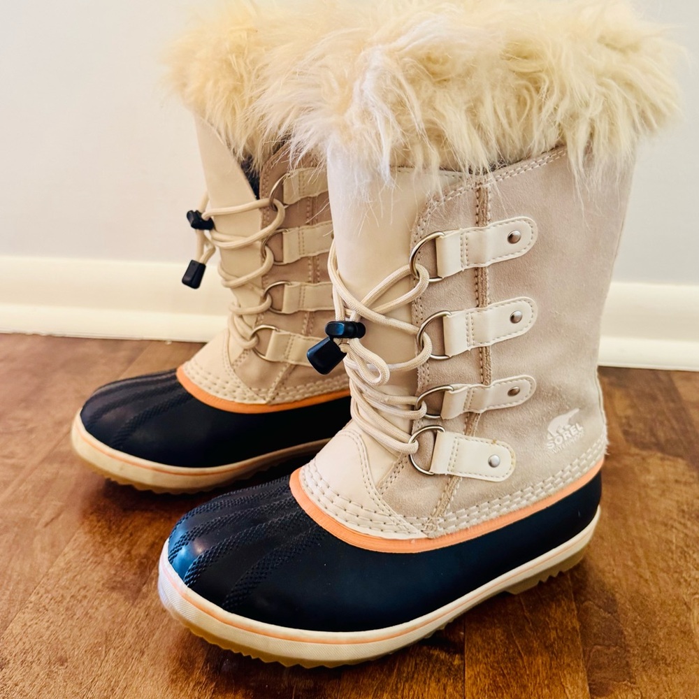 Excellent condition, like new, Sorel Tan and Black Winter Boots with Fur Trim